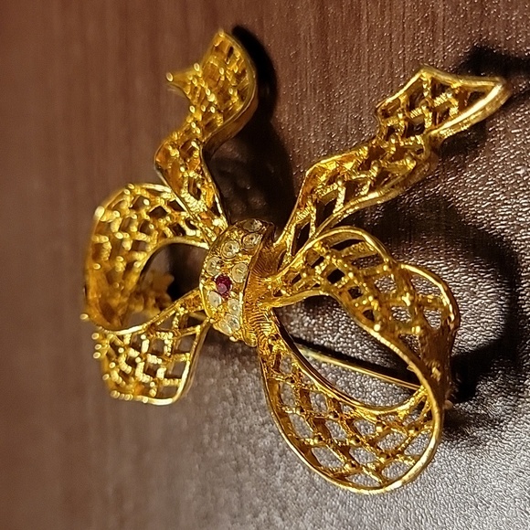 Cut Out Ribbon Bow Gold Tone Brooch Pin Christmas Holiday Clear Red Faux Stones - Picture 14 of 16